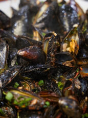 Steamed Mussels in White Wine and Tomato Sauce